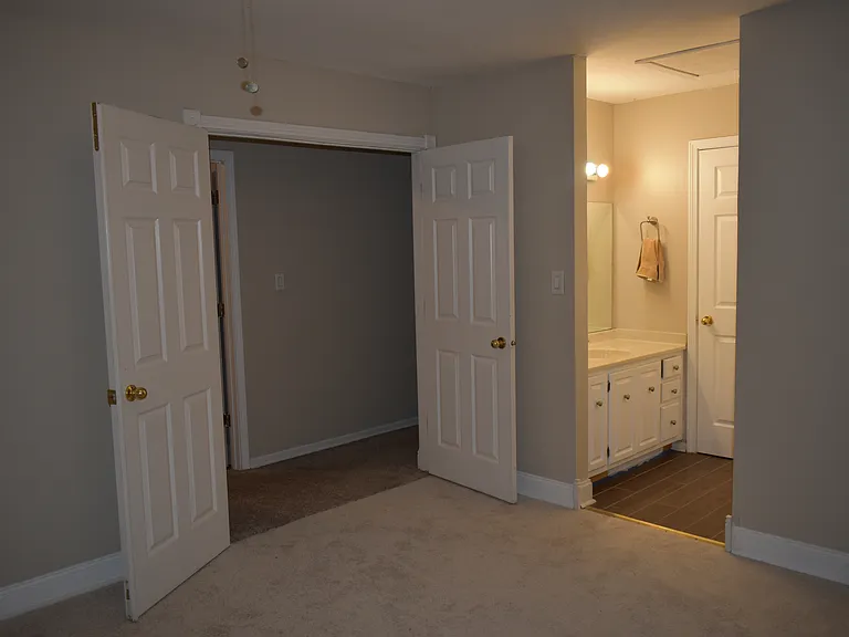 811 Ottawa Ct — Photo 4