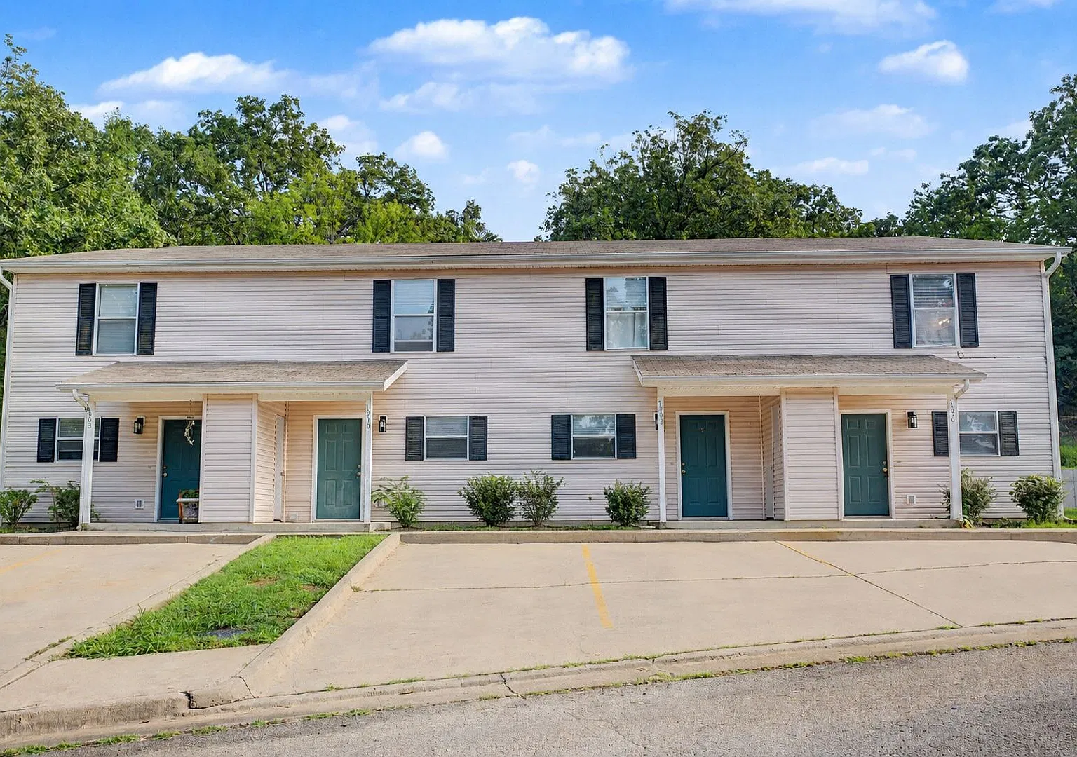 Cozy 2-Bedroom, 1-Bathroom Townhouse with Washer/Dryer in a Quiet, Relaxing Setting — Photo 1