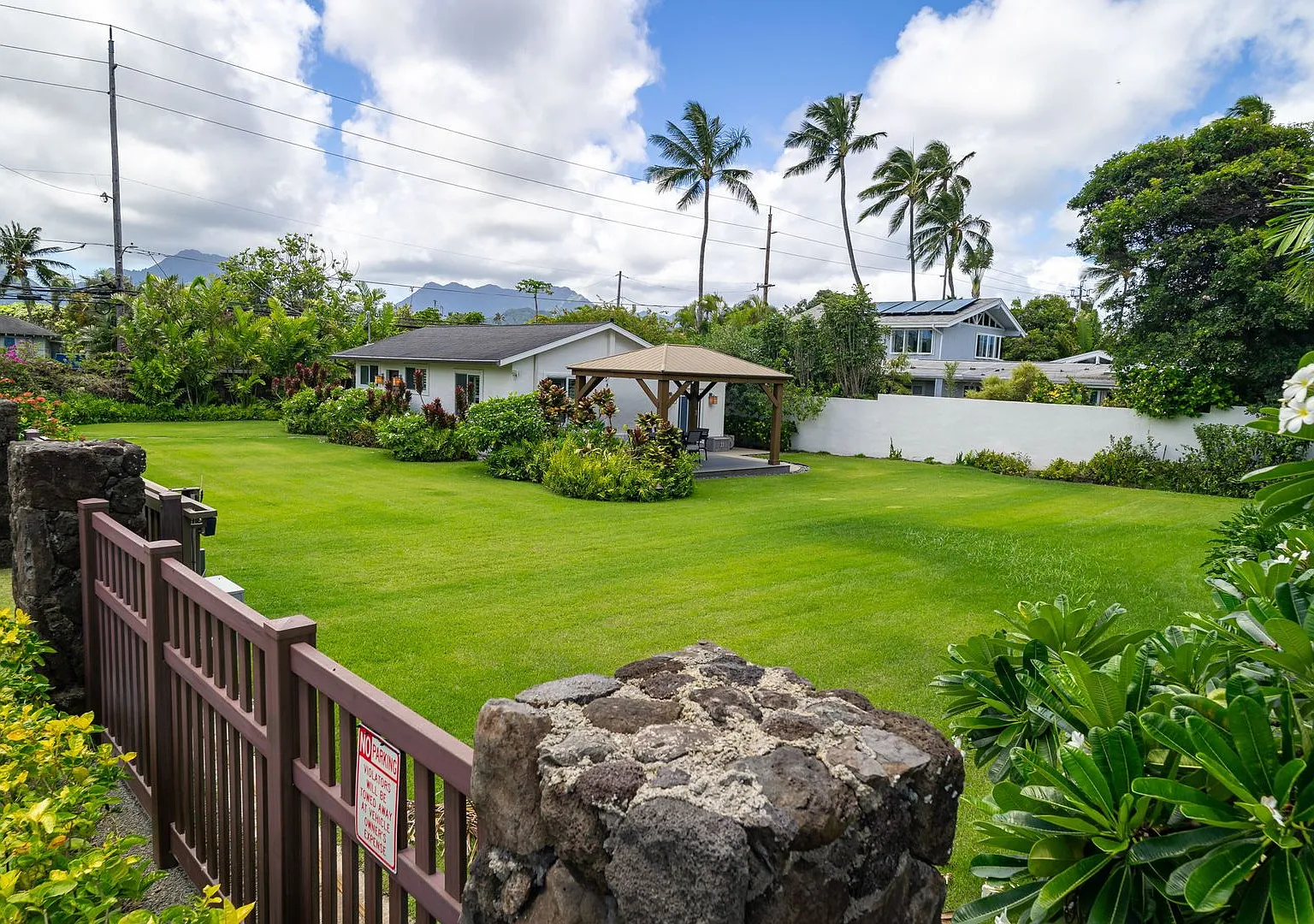Location, Location! Gorgeous, Private 1/1 Kailua Beachside Home with stunning yard — Photo 3