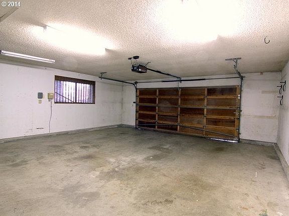 3rd image of 1620 SE Cascade Ave
