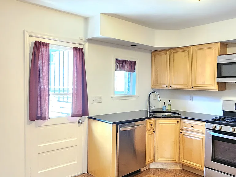 3591 Calumet St — Photo 11