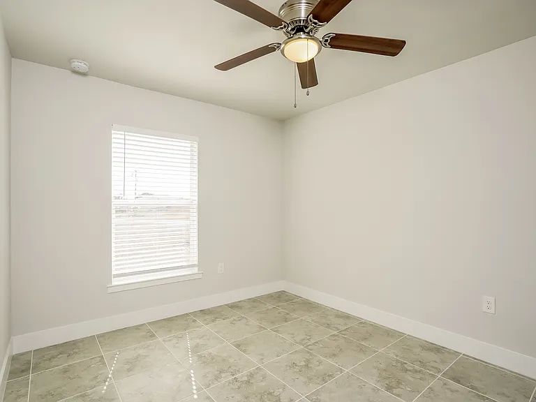 1037 Kimberly Ave — Photo 11