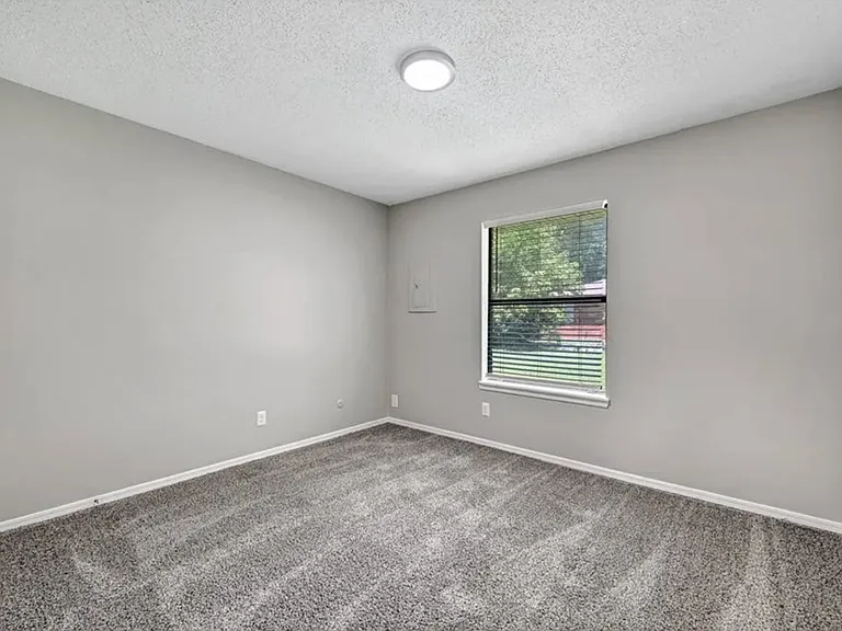 2734 N Arroyo Ave — Photo 8