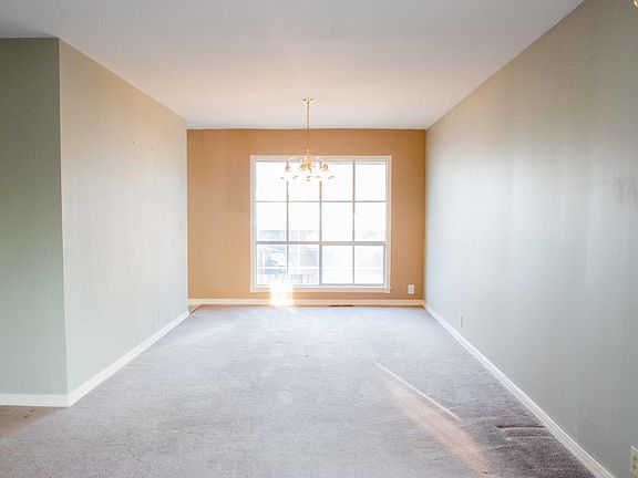 3rd image of 906 W Woodlawn Ave