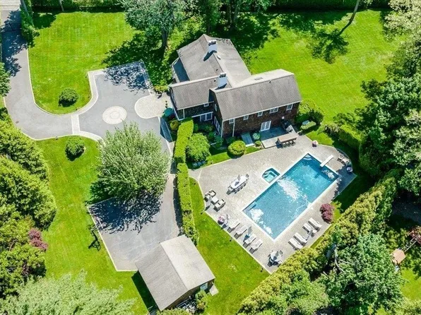 121 Arrandale Avenue, Great Neck, NY 11024