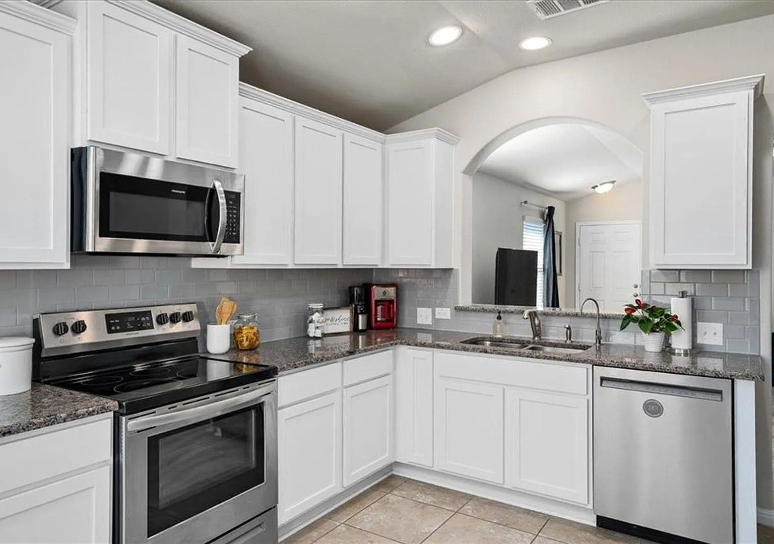 3 Bedroom, 2 Bath, Single Story Home in Highland Park — Photo 1