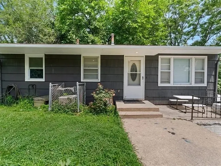 2204 S Cedar Ave — Photo 1