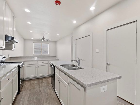 4th image of 111 E Davis St #201