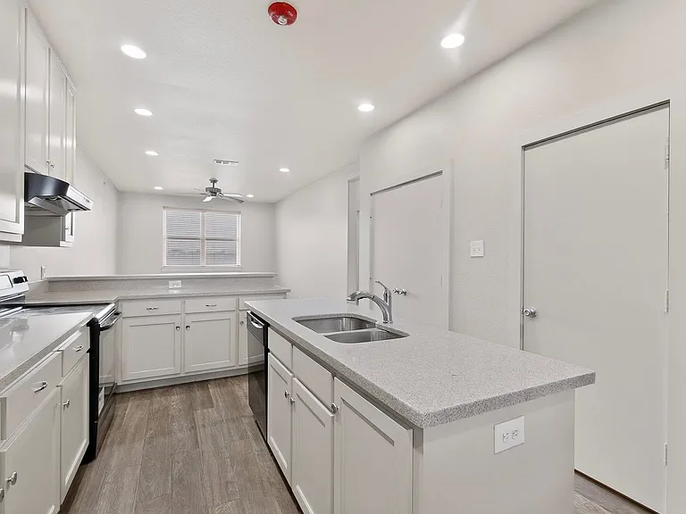 111 E Davis St #201 — Photo 4