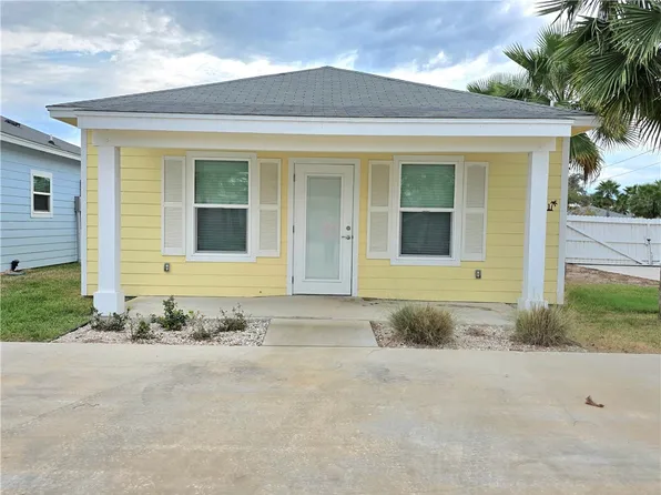 121 Mirage Ln, Rockport, TX 78382