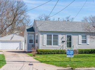 3014 Oakland Rd NE, Cedar Rapids, IA 52402