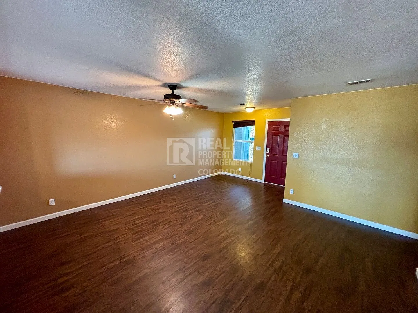 Stunning 3 bedroom, 1.5 bathroom townhome — Photo 4