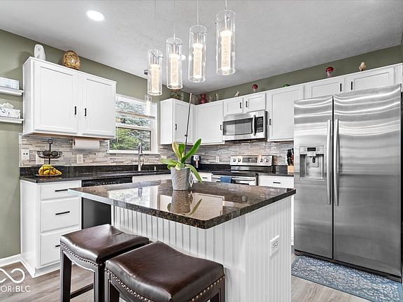 4th image of 6611 Crestwell Ln