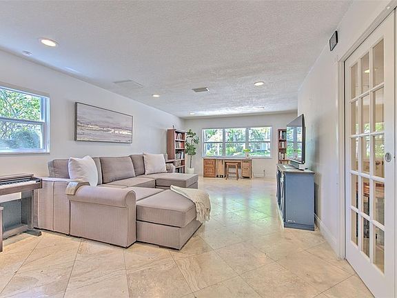 5th image of 3208 W Hawthorne Rd