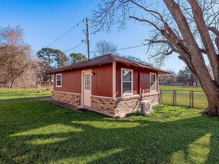 2201 Badger Ln — Photo 16