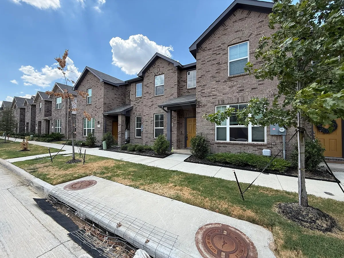 3 bed, 2.5 bath, 1783 sqft, $2,290 — Photo 2