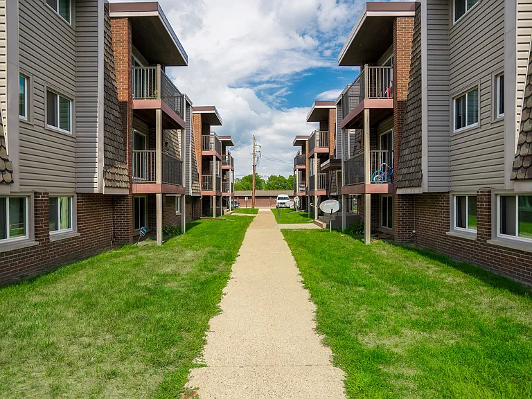 Pinehurst Apartments — Photo 10