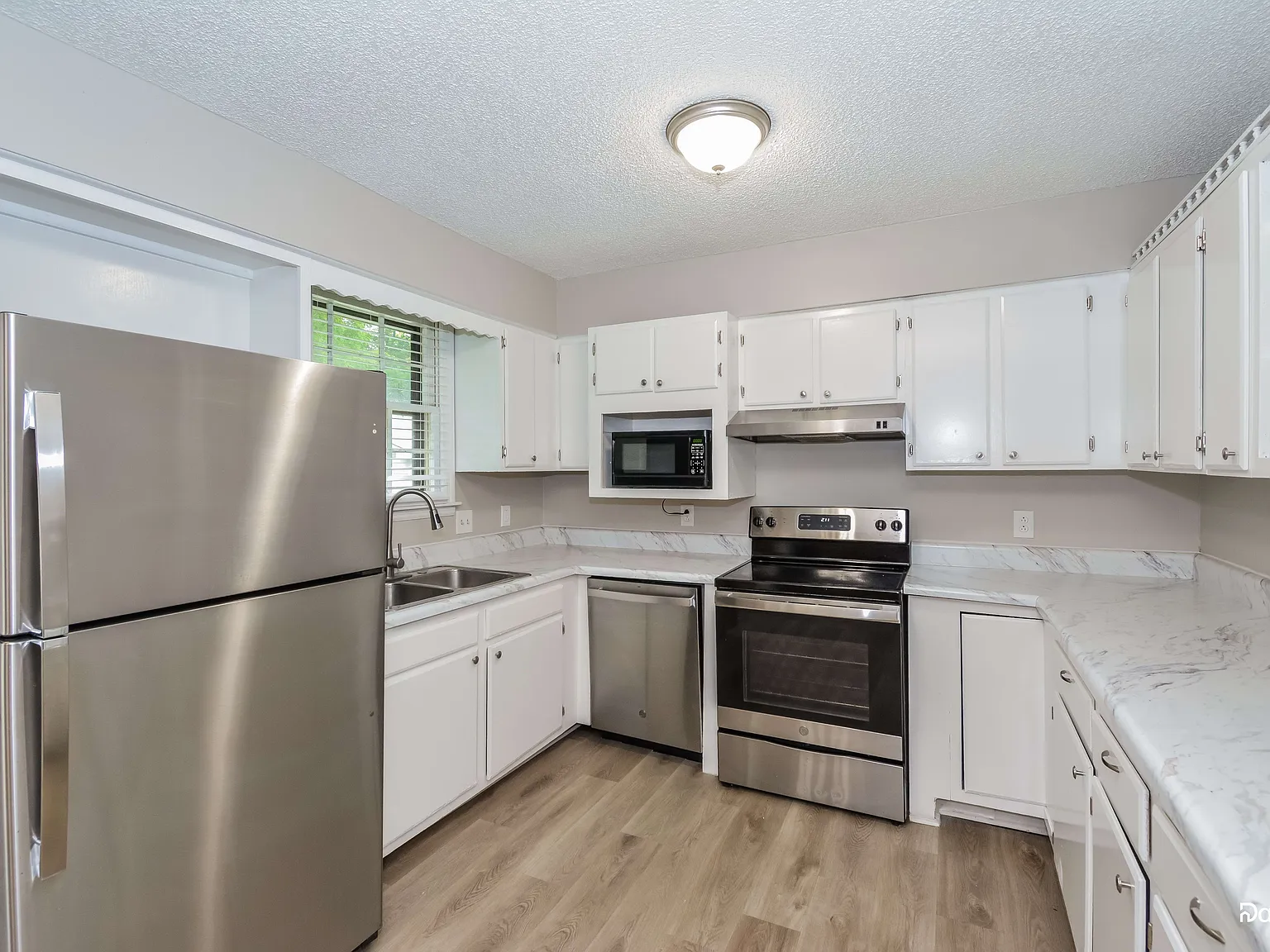 3 bed, 2.0 bath, 1354 sqft, $2,210 — Photo 2