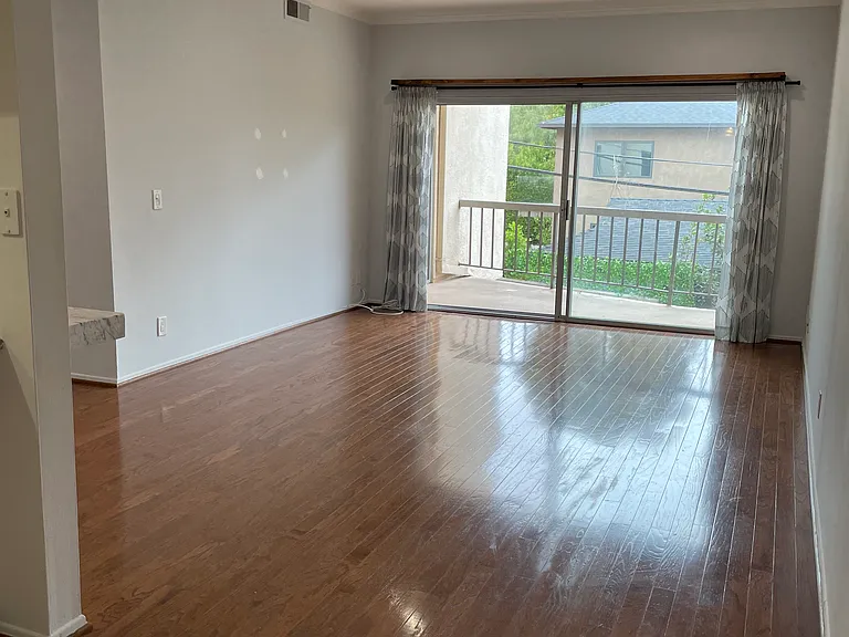 612 S Barrington Ave — Photo 7