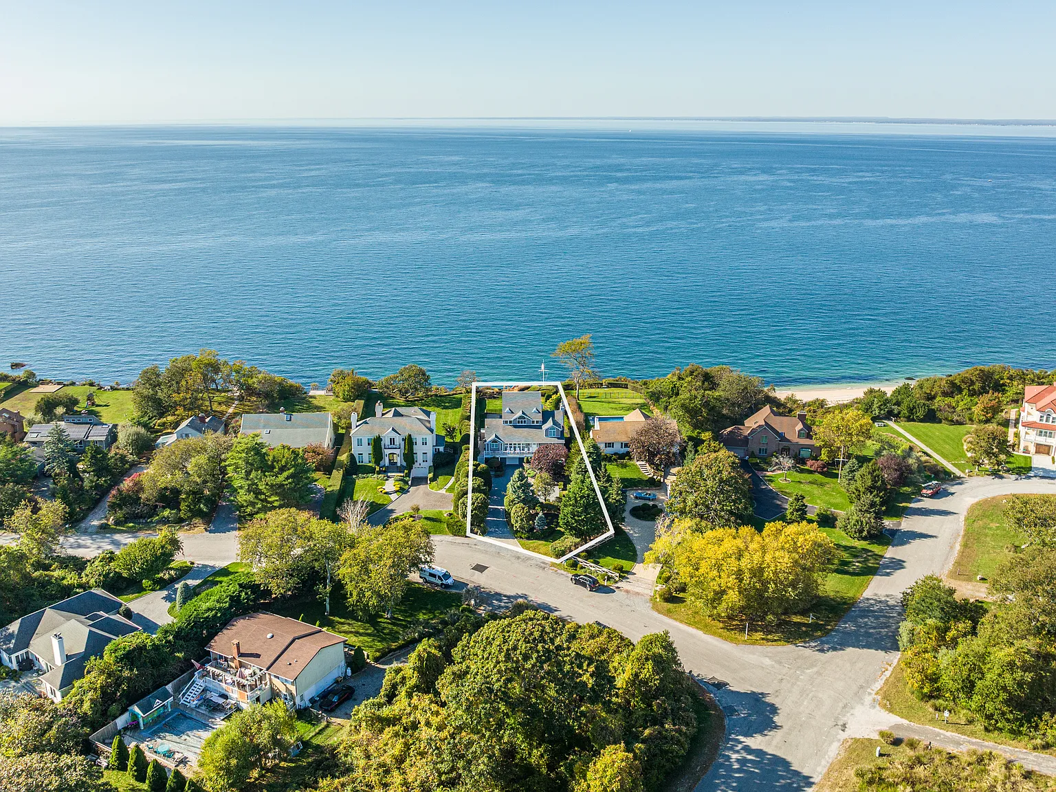 Waterfront Luxury in East Marion, NY (5 minutes from Greenport) — Photo 2