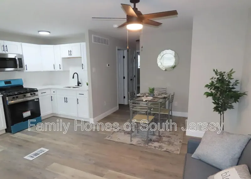 3 bed, 2.0 bath, 1225 sqft, $1,900 — Photo 2