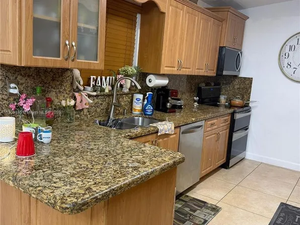 17242 NW 73rd Ave, Hialeah, FL 33015