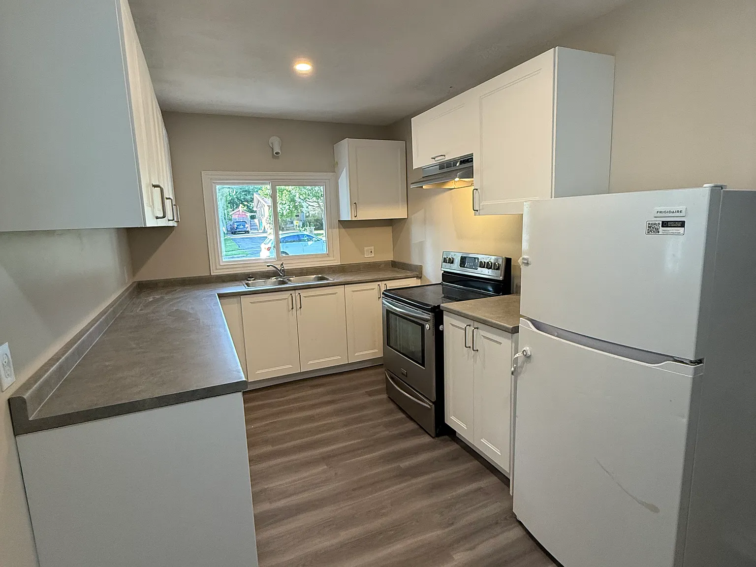 17 Laverne Ave Upper — Photo 3
