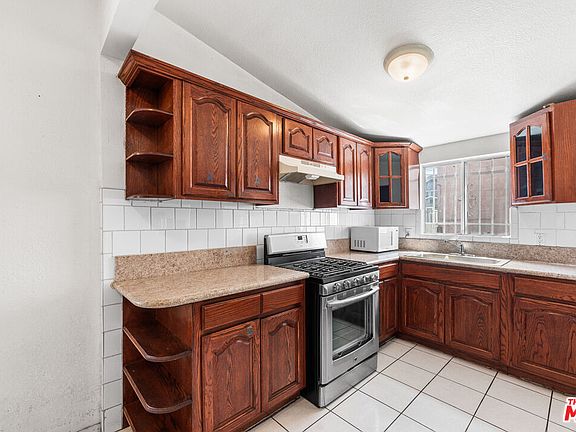 3rd image of 602 W 40th Pl