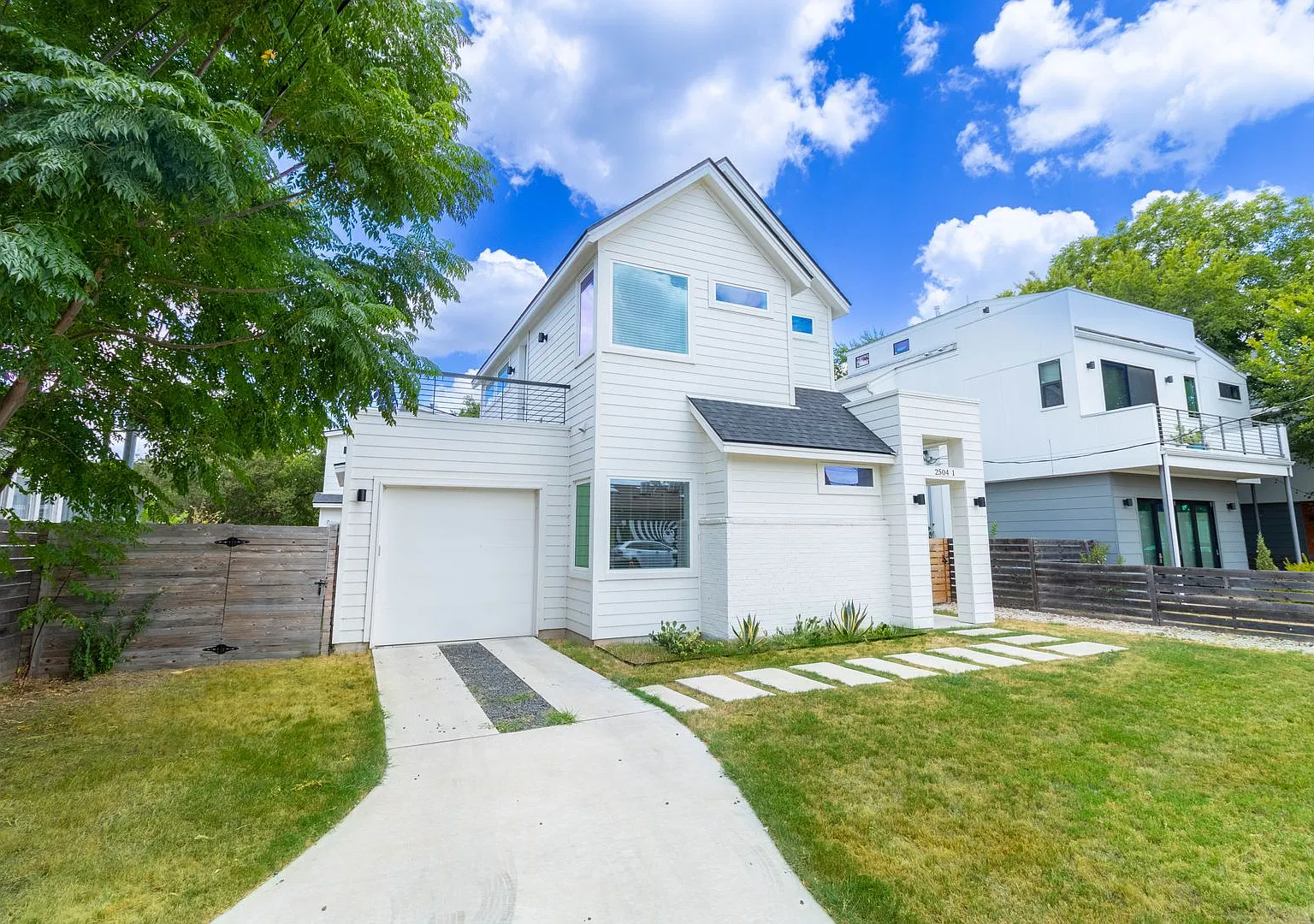 Beautiful 3 bedroom Home Right off of 6th Street! — Photo 1