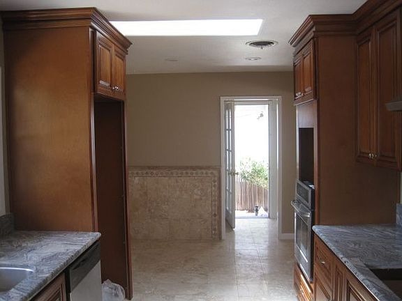 4th image of 8686 Encino Ave