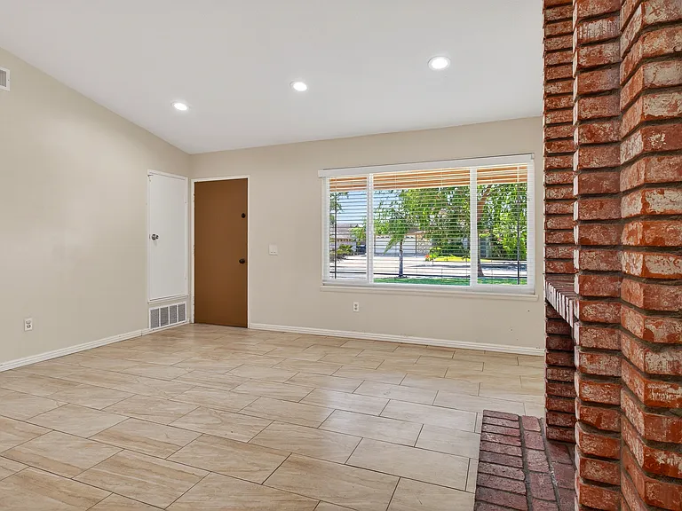 2051 Sycamore Ct — Photo 4