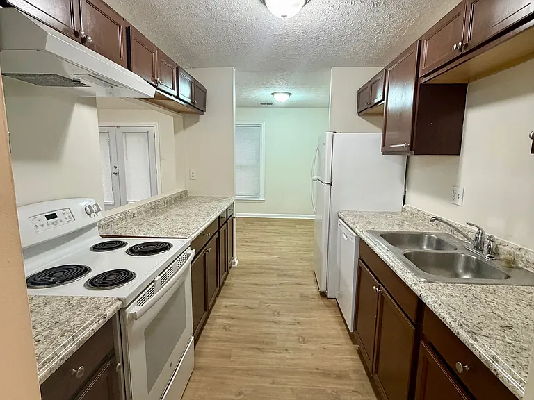 1570 Summerhill Dr — Photo 3