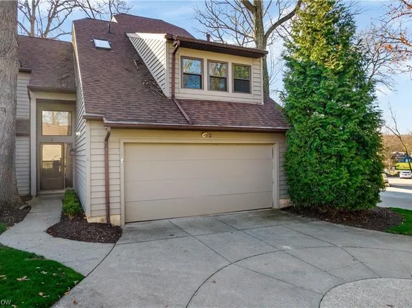 2 Starboard Cir, Akron, OH 44319