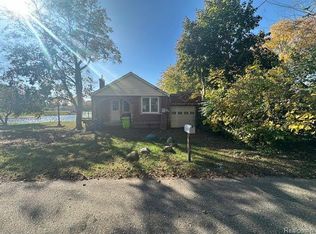 2093 Hampton St, White Lake, MI 48386
