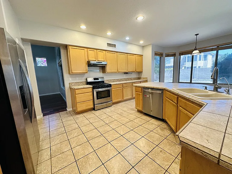 672 W Raven Dr — Photo 9