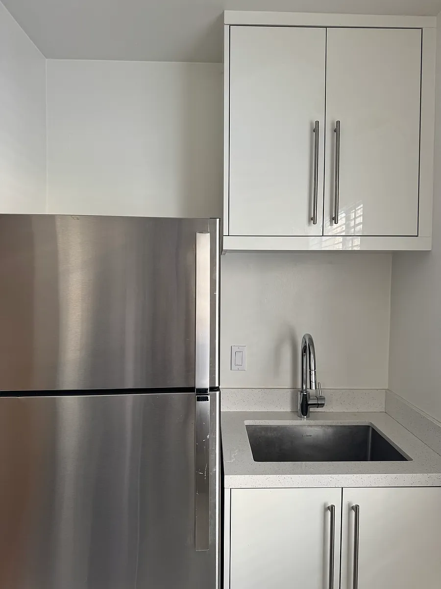 Building Photo - 1302 S Saltair Ave #4