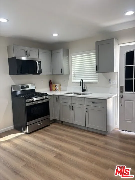 1 bed, 1.0 bath, 884 sqft, $1,750 — Photo 2