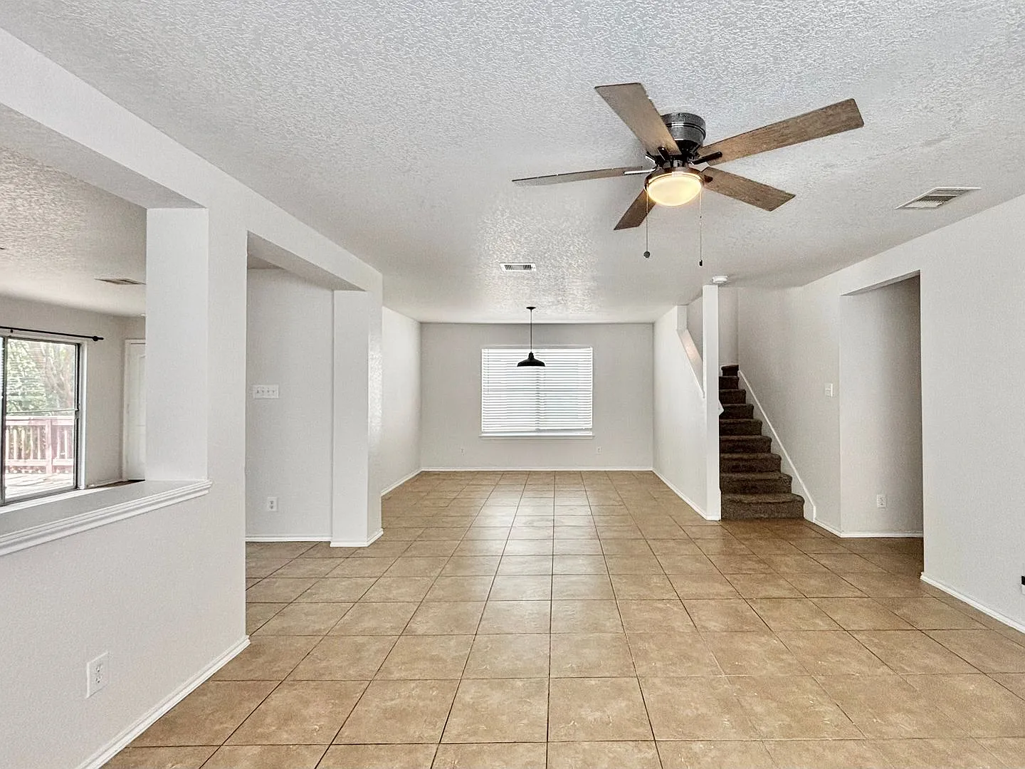 Spacious 2 story home! — Photo 3