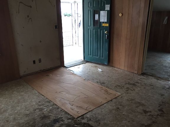 2nd image of 1040 W Vine St