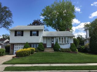 121 Lincoln Rd E, Plainview, NY 11803
