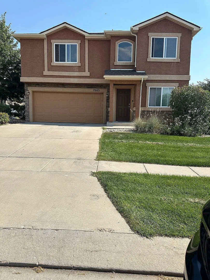 Spacious Home on Manistique For Rent — Photo 1