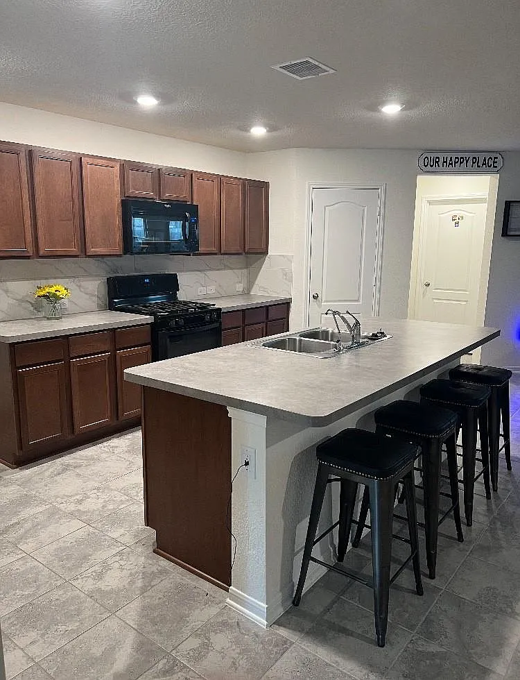 3 bed, 2.0 bath, 1700 sqft, $2,100 — Photo 2