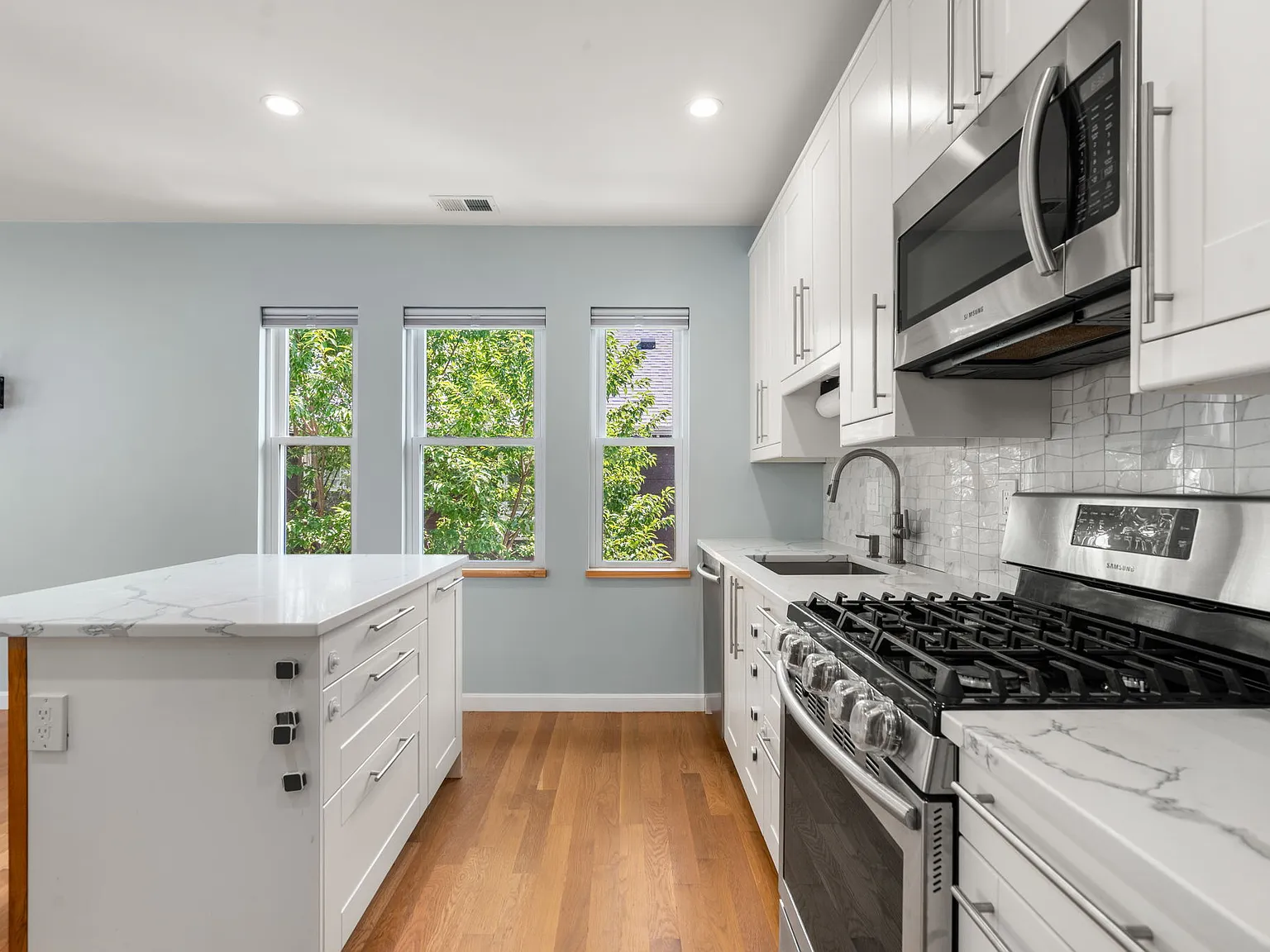 3 bed, 1400 sqft, $3,900 — Photo 3
