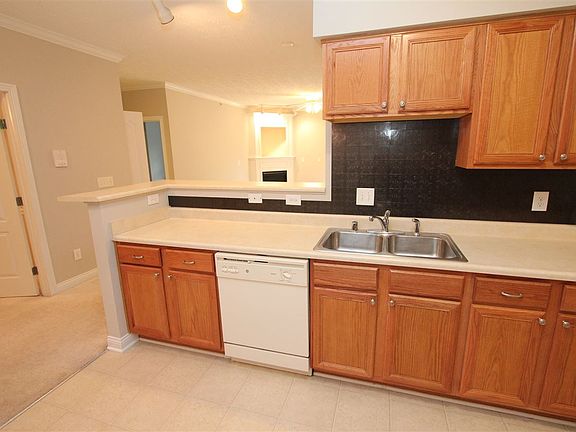 4th image of 1110 Periwinkle Dr