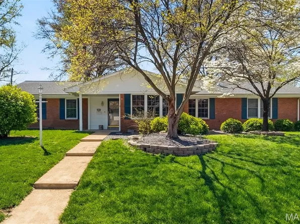 224 Churchill Dr, Belleville, IL 62223