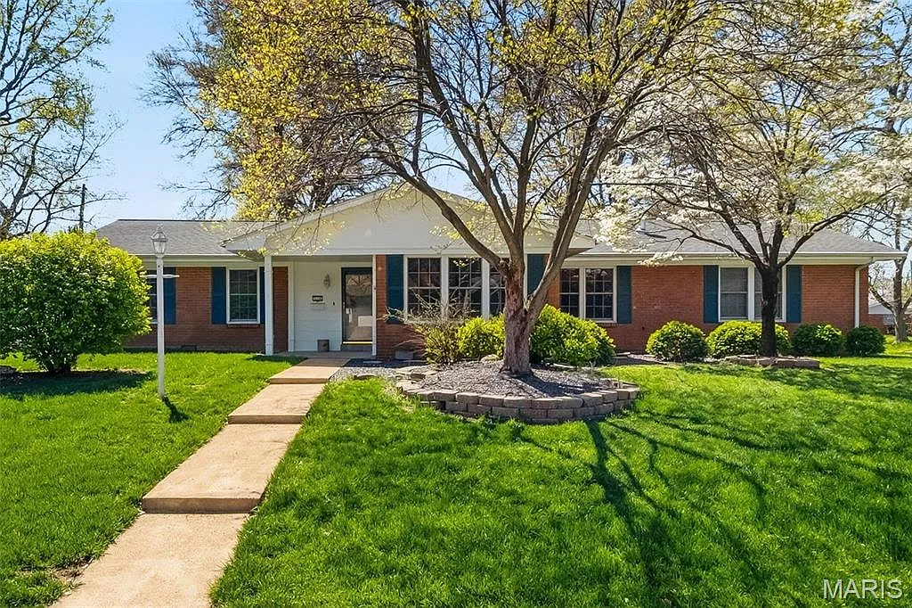 224 Churchill Dr photo 1