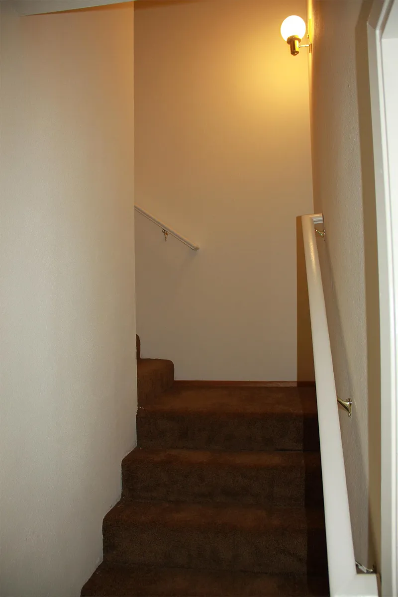 Building Photo - 610 W 1st Ave #B