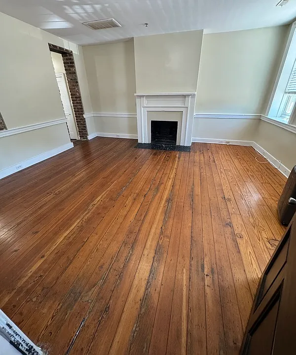 201 E Bank St #4
