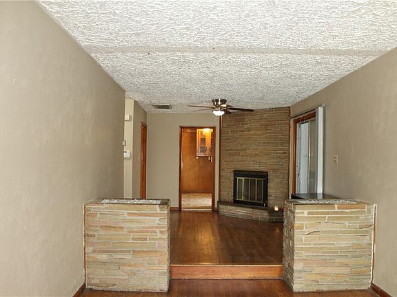 Dining area w/fireplace