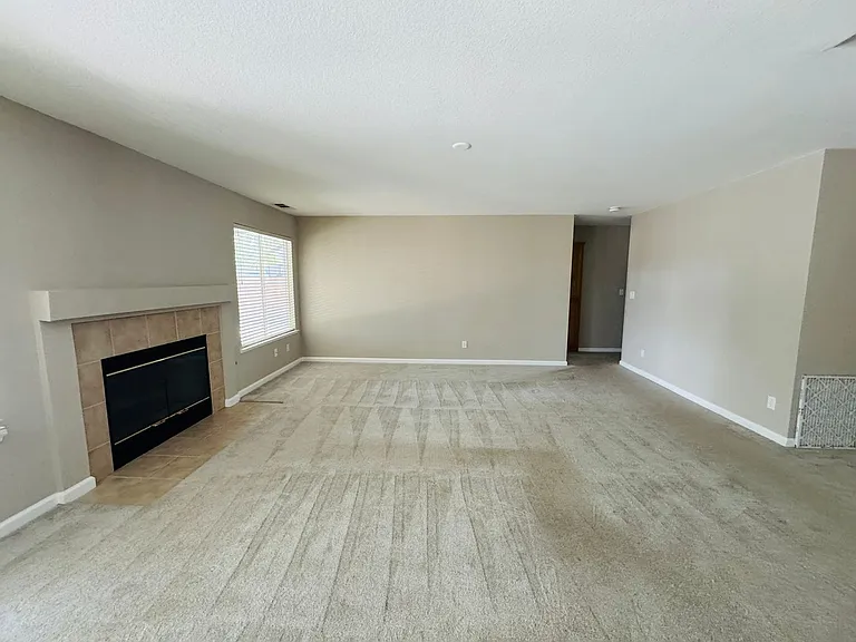 1037 Sandra St — Photo 4